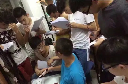 学霸寝室讲课走红是怎么回事？