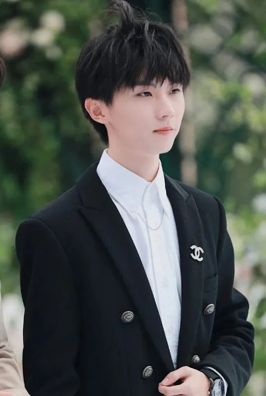 马嘉祺为母校郑州第47中学拍宣传片,他在宣传片中的造型如何?