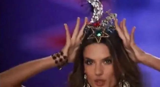 2017维密大秀,超模奚梦瑶不慎摔倒,未来的道路会如何?