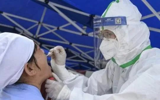 关于青岛大妈核酸检测身上挂满金货一事，你有何看法？