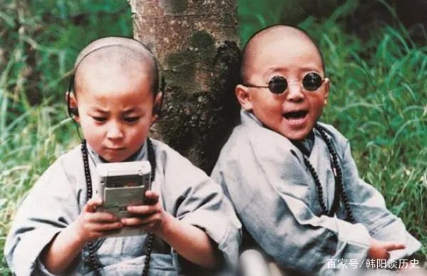 向华强都不敢惹,王宝强要行晚辈礼,释小龙究竟是什么身份?