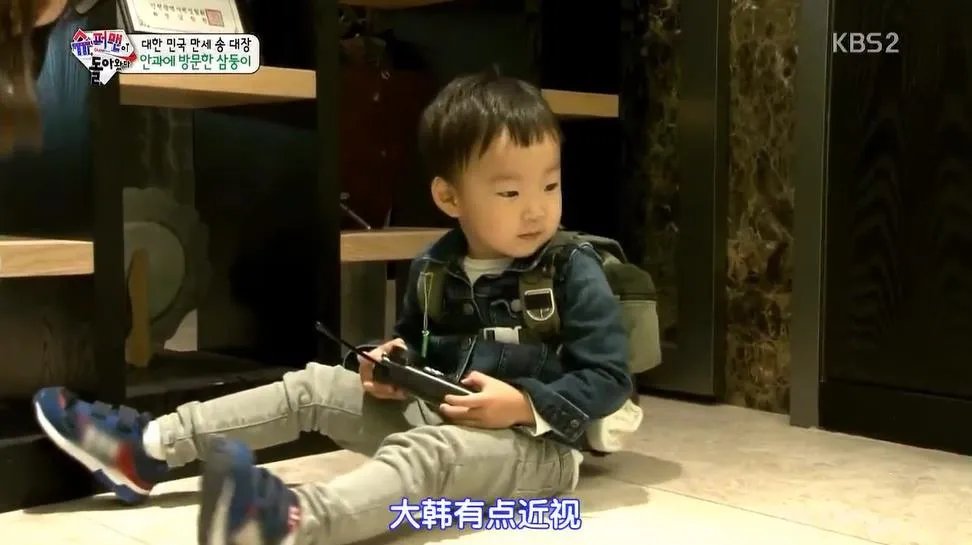 宋家三胞胎9岁生日合照,照片内容都呈现了什么信息?