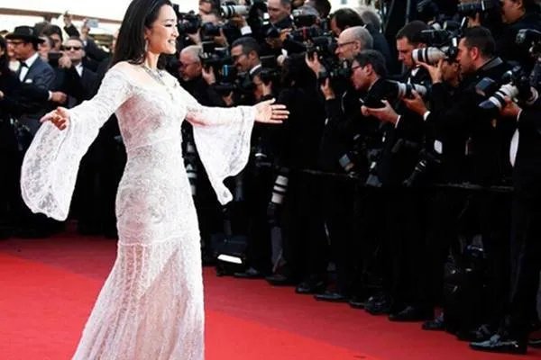 张萌走红毯脱外套暖贴掉落在地，为何走红毯女明星不穿厚一些呢？