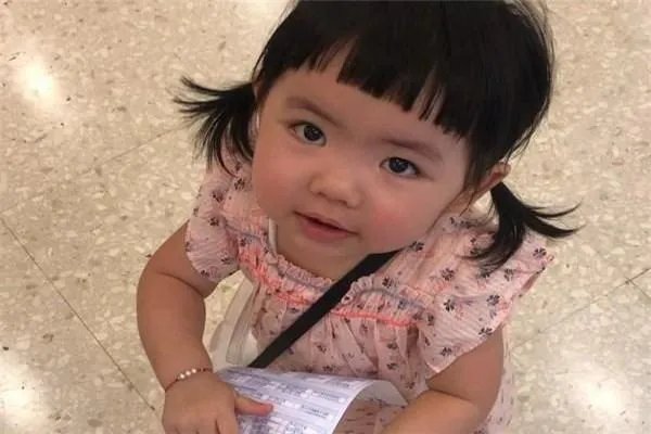 李灿森一岁半女儿走红,颜值神似缩小版洪金宝吗?