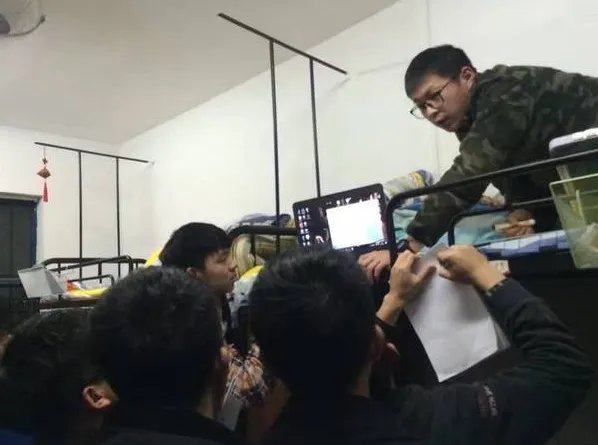 学霸寝室讲课走红是怎么回事？