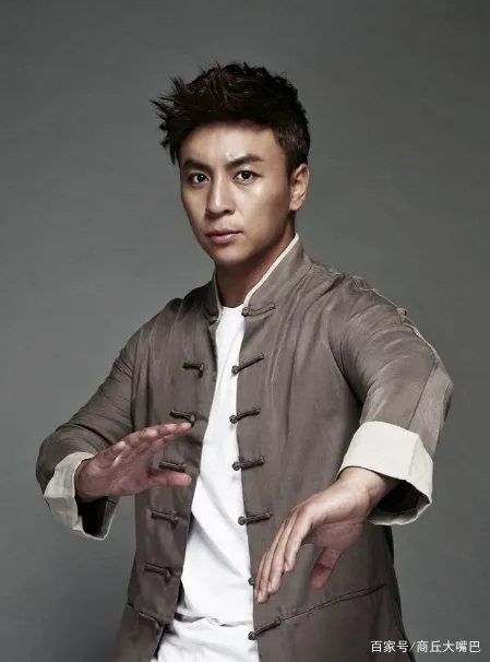 向华强都不敢惹,王宝强要行晚辈礼,释小龙究竟是什么身份?