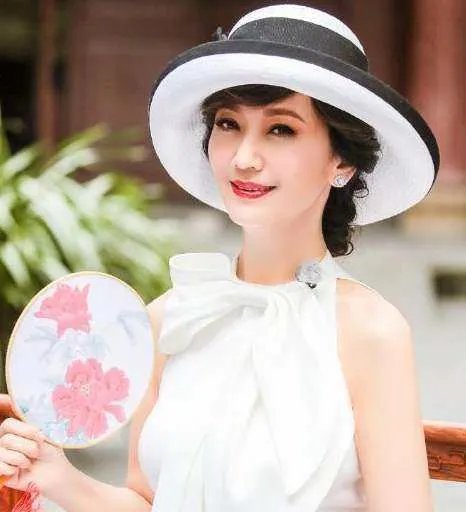 赵雅芝晒生日宴照片秀大长腿，她的状态像66岁吗？