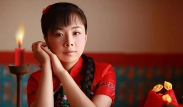 草帽姐卖惨被批炒作,嫁初恋的王二妮如今咋样?