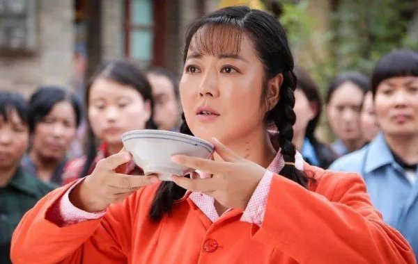 王茜华:演农村剧走红,为拍戏整容200次,今50岁现状如何?