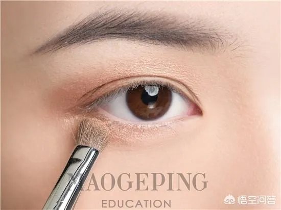 学习化烟熏妆的步骤,清纯优雅的烟熏妆?