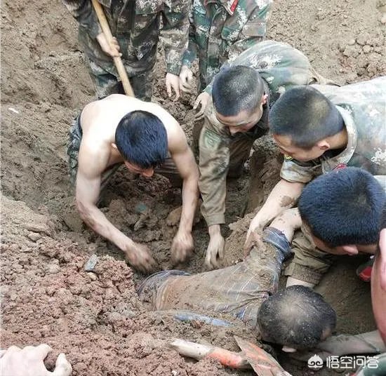 两名工人被垮塌泥土掩埋,50多名武警徒手挖人,你怎么看?