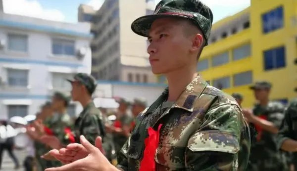 浙江两名高校学生拒服兵役被处罚,你认为该不该强制服兵役?