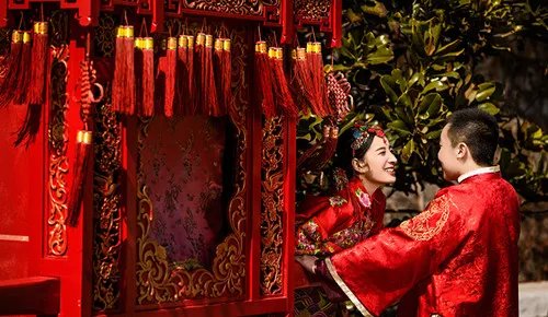 秀禾服婚纱照图片欣赏 新娘如何挑选秀禾服