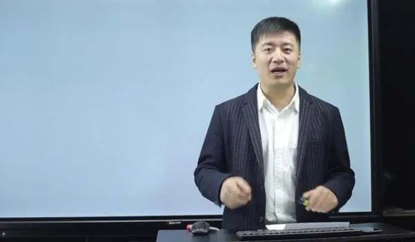 红极一时的张雪峰,因发言不当公开道歉,现在过得怎么样?