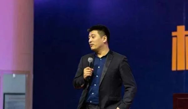 红极一时的张雪峰,因发言不当公开道歉,现在过得怎么样?