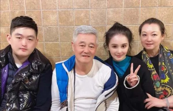 赵本山妻子谈女儿整容,坦言看着很揪心,女儿整容她该不该阻止?