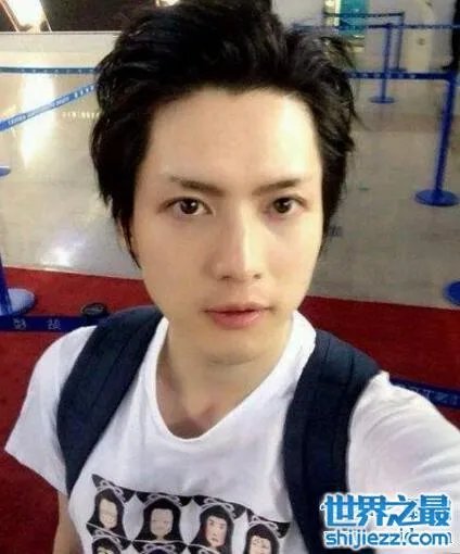 coser小小白素颜照曝光,小小白卸妆后依旧高颜值