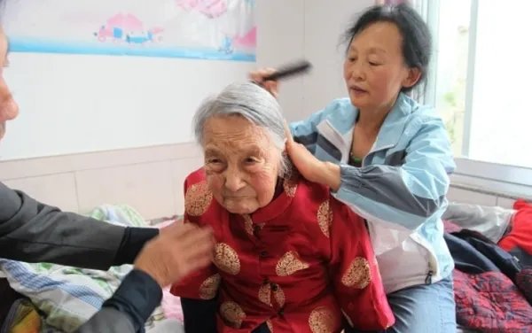 江西一名百岁老人被孙子捧成全县网红，你对这位老人有哪些了解呢？