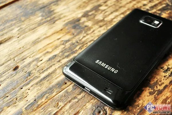 三星I9100评测 机身背面