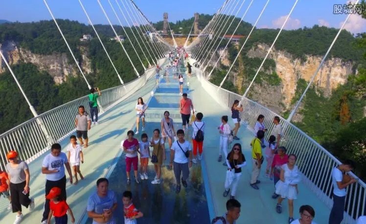 玻璃吊桥挤满人很是惊险 跟团走玻璃桥要自己买票吗