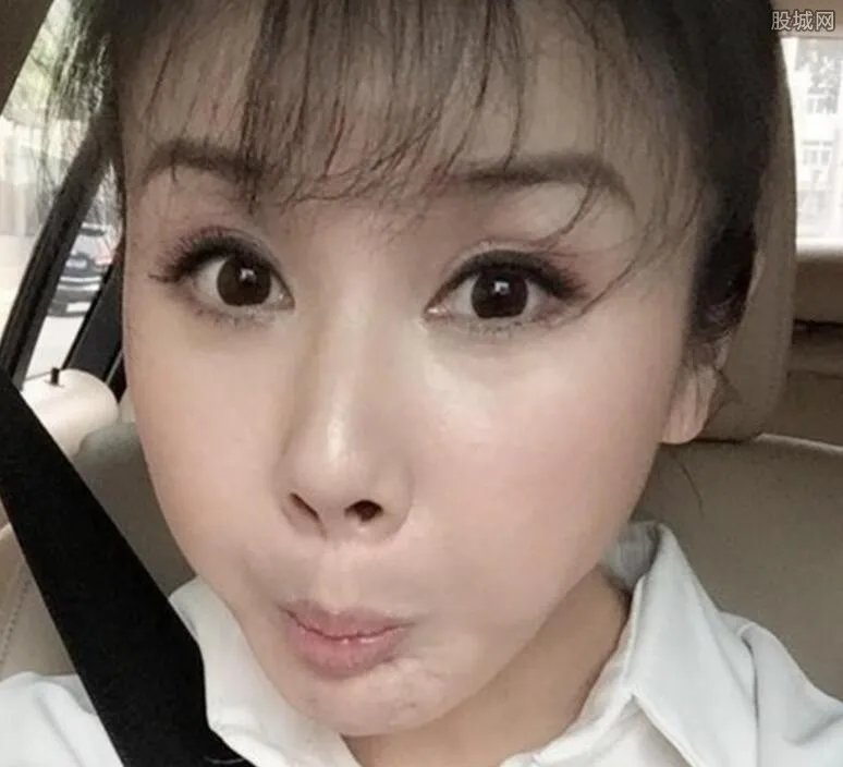 孙菲菲踩裙门怎么回事 裙子完全脱落走光