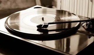 笑拥江山梦歌词   笑拥江山梦的歌词是什么及演唱者是谁