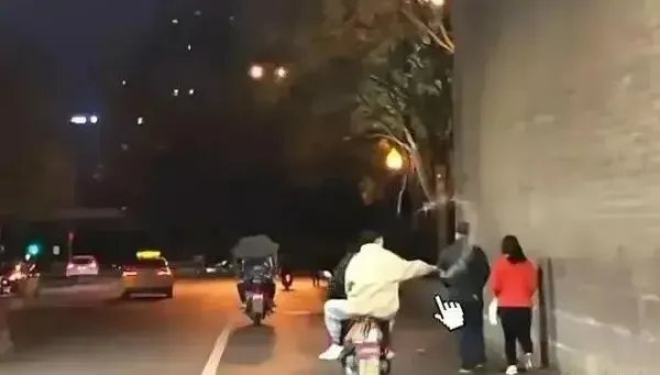 西安警方回应男子向路人泼不明液体:系瓶装饮料!如何严惩这名男子?