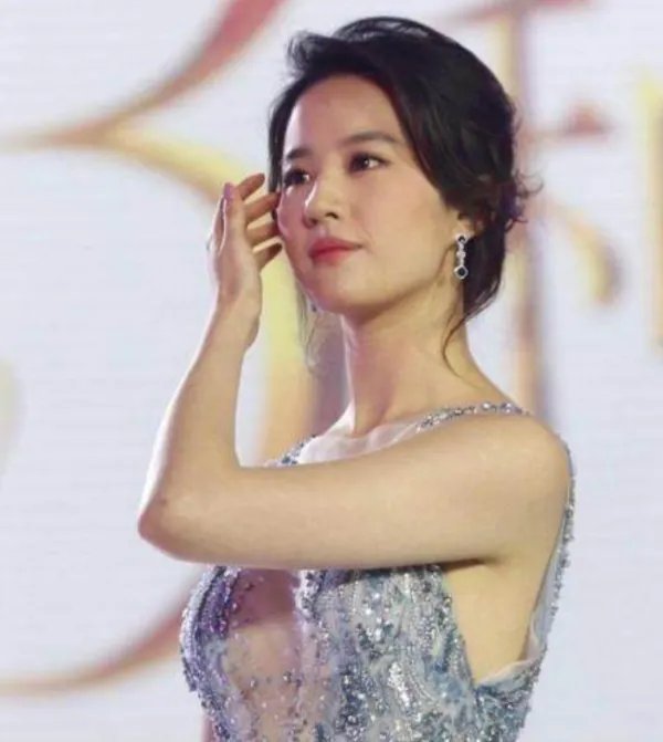 刘亦菲的国籍为何是美国的?