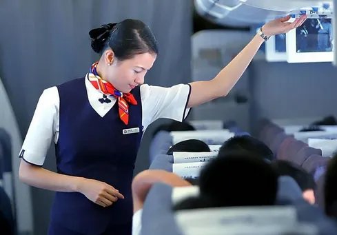 空姐住店发现探头是怎么回事?