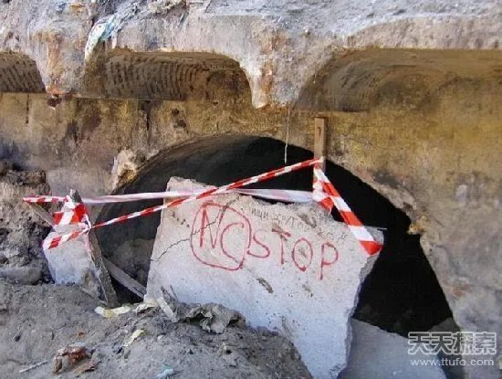 男子挖开神秘地洞 进去发现神秘世界(组图)