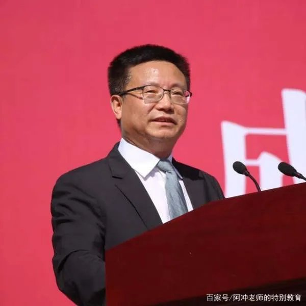 成都大学校长王清远现身后，做了什么事，让有的人为之动容？