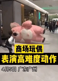 吴京冻到原地转圈圈 有点花样在身上的动态图