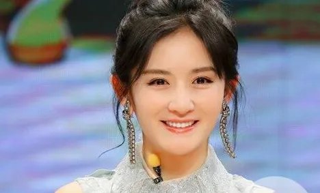 谢娜挺超大孕肚与张杰现身深圳，身材发福明显，被曝疑出境生子是真的吗？