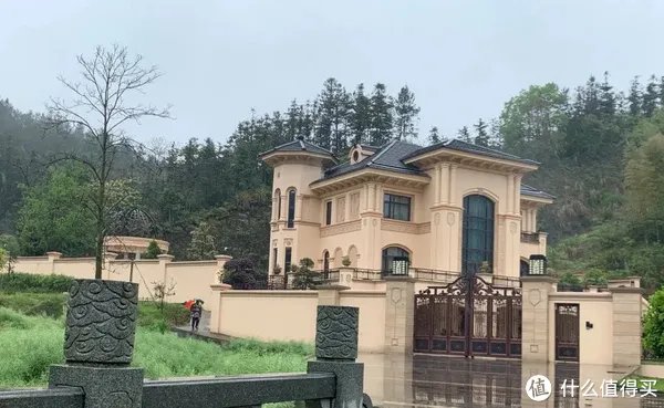 明星豪宅有啥好羡慕的，中国真正的千万豪宅都在农村！