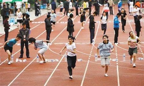 教育部将中考体育要达到语数外同分值，你觉得可行吗？