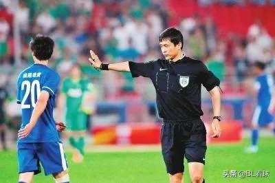 中超联赛裁判一年的年薪有多少钱呢?他们是如何选拔的?