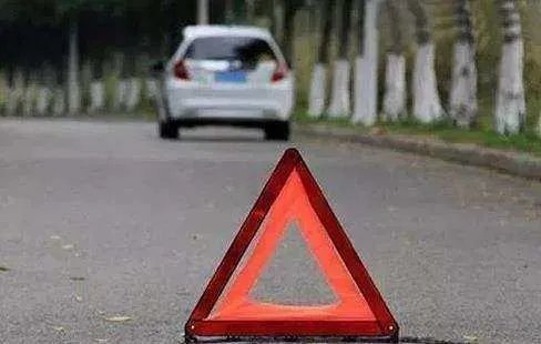 奥迪女司机下车放警示标志，被后车撞身亡，这是怎么回事？