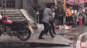 民间高手大街上过招:老外看傻眼（图）