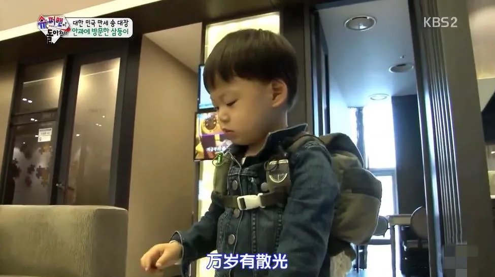 宋家三胞胎9岁生日合照,照片内容都呈现了什么信息?