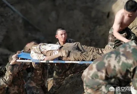 两名工人被垮塌泥土掩埋,50多名武警徒手挖人,你怎么看?