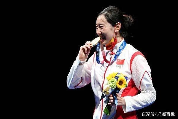 谷爱凌咬住金牌庆祝胜利,为何大多数冠军都会有这个姿势?