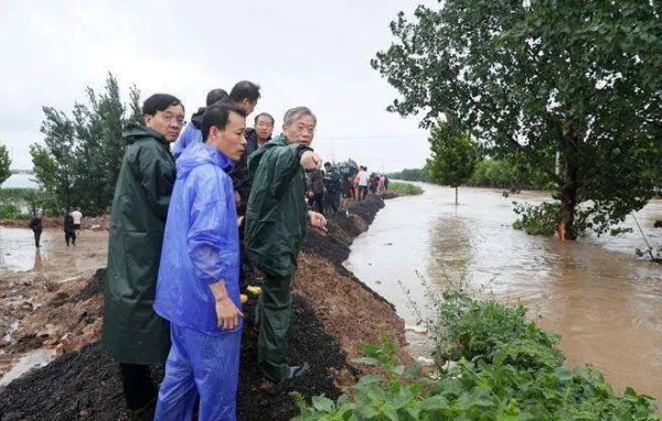 遇到国家财产和群众生命财产受到严重威胁时，能救而不救的。