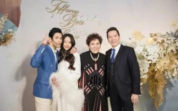 向太携儿子儿媳与友人聚餐，为何郭碧婷表情一脸冷淡？