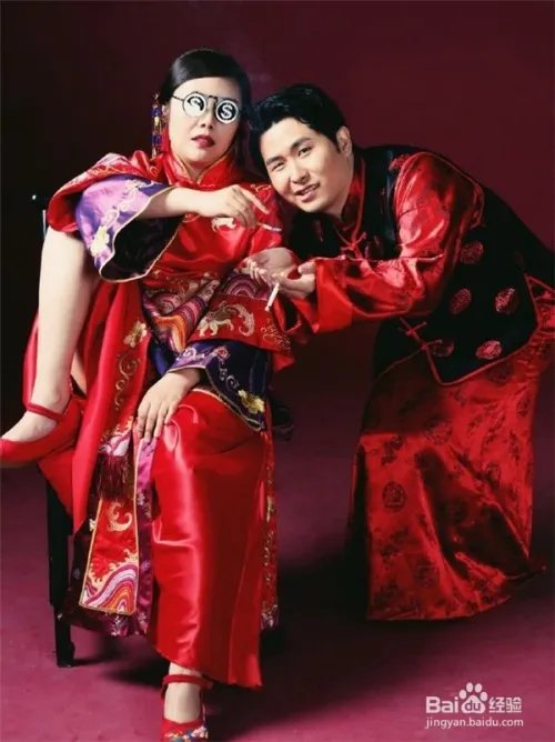 超女纪敏佳结婚了，太着急结婚照没修就发出来了