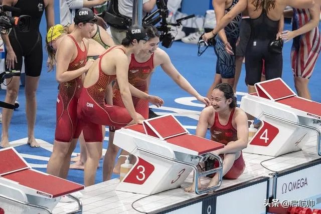 关晓彤晒出与张雨霏合影，两种风情，哪种美更胜一筹？