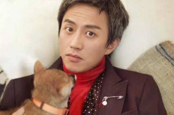 邓超明明还很年轻,为何经常染着一头白发?