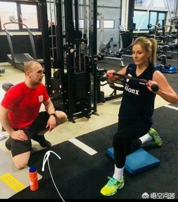 在和中国女排的比赛中，14号荷兰美女球员总被教练单独训话，她是谁？有什么来头吗？