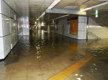 深圳暴雨地铁站被淹，开车如坐船，遇到暴雨应怎么办？