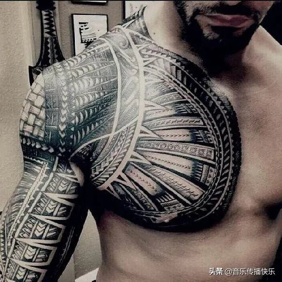 巨石强森、罗曼·雷恩斯的纹身都有什么来头?为什么他们的纹身很像?