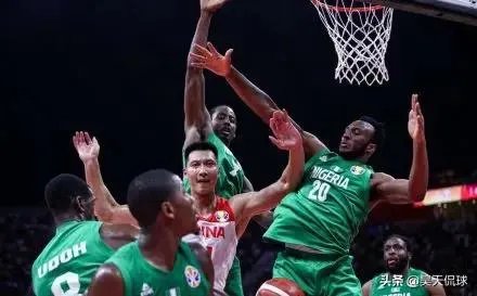 网友翻了郭艾伦和易建联的微博,前者大多是综艺,后者大多是篮球,你怎么看?